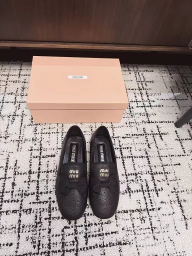 Miu Mi* 25ss Holiday Series New Flat-soled Half-slippers/Single Shoes LoafersMiu Girls is really not exaggerating! The bow + velvet really buffs up the whole shoe. I slapped my thighs and wanted to buy the shoes when I saw them for the first time. The rubber sole does not need to be attached to the bottom, it is soft and comfortable, and it feels very versatile when paired with tights in autumn and winter. Princesses, please buy with me!