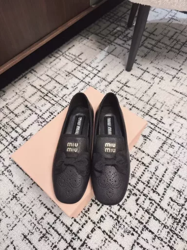 Miu Mi* 25ss Holiday Series New Flat-soled Half-slippers/Single Shoes LoafersMiu Girls is really not exaggerating! The bow + velvet really buffs up the whole shoe. I slapped my thighs and wanted to buy the shoes when I saw them for the first time. The rubber sole does not need to be attached to the bottom, it is soft and comfortable, and it feels very versatile when paired with tights in autumn and winter. Princesses, please buy with me!