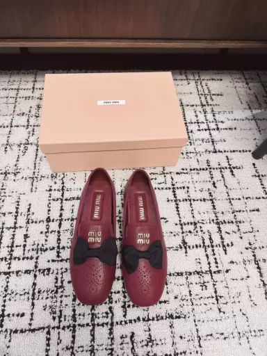 Miu Mi* 25ss Holiday Series New Flat-soled Half-slippers/Single Shoes LoafersMiu Girls is really not exaggerating! The bow + velvet really buffs up the whole shoe. I slapped my thighs and wanted to buy the shoes when I saw them for the first time. The rubber sole does not need to be attached to the bottom, it is soft and comfortable, and it feels very versatile when paired with tights in autumn and winter. Princesses, please buy with me!