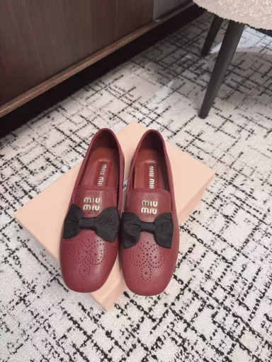 Miu Mi* 25ss Holiday Series New Flat-soled Half-slippers/Single Shoes LoafersMiu Girls is really not exaggerating! The bow + velvet really buffs up the whole shoe. I slapped my thighs and wanted to buy the shoes when I saw them for the first time. The rubber sole does not need to be attached to the bottom, it is soft and comfortable, and it feels very versatile when paired with tights in autumn and winter. Princesses, please buy with me!