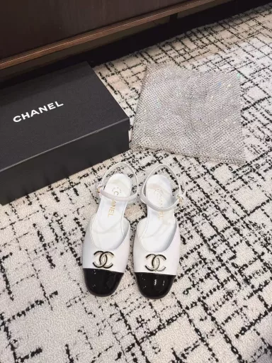 Chanel spring and summer show hollow sandals are so attractive that you will be attracted by them at first sight. You can wear them freely according to the weather! Put on socks and turn them into cute shoes in spring and summer! Turn into a magic princess in seconds👸The upper is made of mixed sheepskin and the inner lining is silk sheepskin. It feels super comfortable. The leather is very soft and skin-friendly. The heel height is 2.5CM. The Italian imported leather outsole