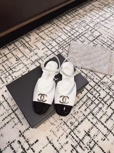 Chanel spring and summer show hollow sandals are so attractive that you will be attracted by them at first sight. You can wear them freely according to the weather! Put on socks and turn them into cute shoes in spring and summer! Turn into a magic princess in seconds👸The upper is made of mixed sheepskin and the inner lining is silk sheepskin. It feels super comfortable. The leather is very soft and skin-friendly. The heel height is 2.5CM. The Italian imported leather outsole