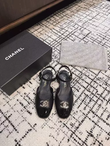 Chanel spring and summer show hollow sandals are so attractive that you will be attracted by them at first sight. You can wear them freely according to the weather! Put on socks and turn them into cute shoes in spring and summer! Turn into a magic princess in seconds👸The upper is made of mixed sheepskin and the inner lining is silk sheepskin. It feels super comfortable. The leather is very soft and skin-friendly. The heel height is 2.5CM. The Italian imported leather outsole