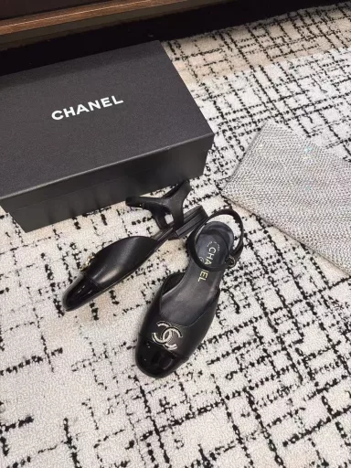Chanel spring and summer show hollow sandals are so attractive that you will be attracted by them at first sight. You can wear them freely according to the weather! Put on socks and turn them into cute shoes in spring and summer! Turn into a magic princess in seconds👸The upper is made of mixed sheepskin and the inner lining is silk sheepskin. It feels super comfortable. The leather is very soft and skin-friendly. The heel height is 2.5CM. The Italian imported leather outsole