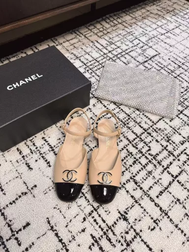 Chanel spring and summer show hollow sandals are so attractive that you will be attracted by them at first sight. You can wear them freely according to the weather! Put on socks and turn them into cute shoes in spring and summer! Turn into a magic princess in seconds👸The upper is made of mixed sheepskin and the inner lining is silk sheepskin. It feels super comfortable. The leather is very soft and skin-friendly. The heel height is 2.5CM. The Italian imported leather outsole