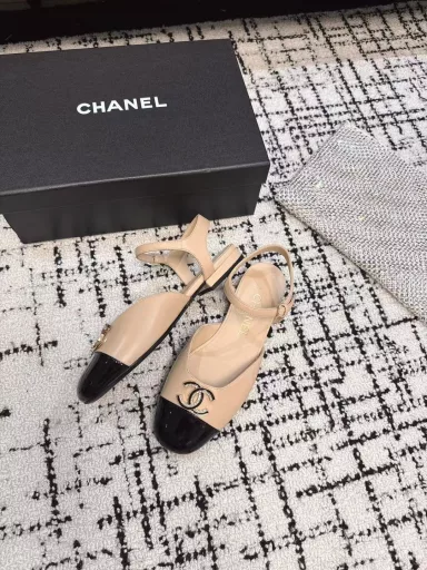 Chanel spring and summer show hollow sandals are so attractive that you will be attracted by them at first sight. You can wear them freely according to the weather! Put on socks and turn them into cute shoes in spring and summer! Turn into a magic princess in seconds👸The upper is made of mixed sheepskin and the inner lining is silk sheepskin. It feels super comfortable. The leather is very soft and skin-friendly. The heel height is 2.5CM. The Italian imported leather outsole