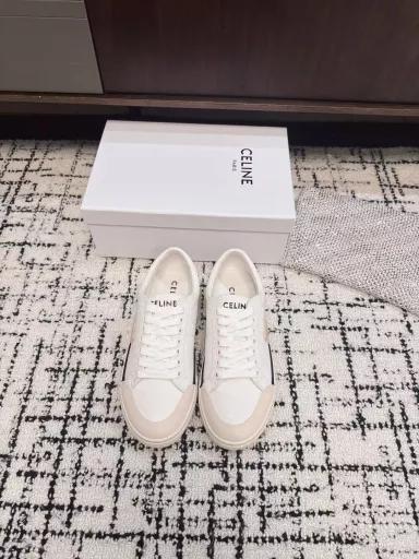 CELINE RUNNER CR-03 sneakers with CELINE logo on tongue and back. CR-03 embossed on the side of sneakersCELINE logo embossed on back and side of shoes. Thick-soled loafers. 2025 spring and summer new style for women. Lace-up with Arc de Triomphe logo. Simple and comfortable, clean and neat, heightening and slimming legs.Whether worn alone or with wide-leg pants, high street and retro. Let's be CELINE girls together.