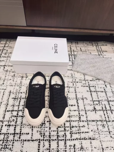 CELINE RUNNER CR-03 sneakers with CELINE logo on tongue and back. CR-03 embossed on the side of sneakersCELINE logo embossed on back and side of shoes. Thick-soled loafers. 2025 spring and summer new style for women. Lace-up with Arc de Triomphe logo. Simple and comfortable, clean and neat, heightening and slimming legs.Whether worn alone or with wide-leg pants, high street and retro. Let's be CELINE girls together.