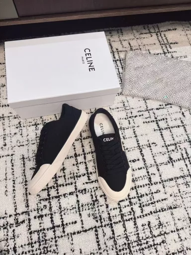 CELINE RUNNER CR-03 sneakers with CELINE logo on tongue and back. CR-03 embossed on the side of sneakersCELINE logo embossed on back and side of shoes. Thick-soled loafers. 2025 spring and summer new style for women. Lace-up with Arc de Triomphe logo. Simple and comfortable, clean and neat, heightening and slimming legs.Whether worn alone or with wide-leg pants, high street and retro. Let's be CELINE girls together.