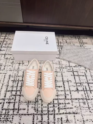 CELINE RUNNER CR-03 sneakers with CELINE logo on tongue and back. CR-03 embossed on the side of sneakersCELINE logo embossed on back and side of shoes. Thick-soled loafers. 2025 spring and summer new style for women. Lace-up with Arc de Triomphe logo. Simple and comfortable, clean and neat, heightening and slimming legs.Whether worn alone or with wide-leg pants, high street and retro. Let's be CELINE girls together.