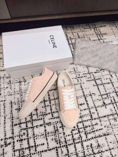 CELINE RUNNER CR-03 sneakers with CELINE logo on tongue and back. CR-03 embossed on the side of sneakersCELINE logo embossed on back and side of shoes. Thick-soled loafers. 2025 spring and summer new style for women. Lace-up with Arc de Triomphe logo. Simple and comfortable, clean and neat, heightening and slimming legs.Whether worn alone or with wide-leg pants, high street and retro. Let's be CELINE girls together.