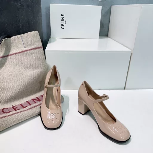 CELINE 25 Spring/Summer new thick-heeled Mary Jane shoes!Very easy to put on and take off, the soft patent leather fabric adds to the fashion sense. I want to use this shoe to eliminate the prejudice that patent leather is hard and rubs the feet. Not all patent leather is hard. This one is very soft. T-bar patent leather shoes Very retro small leather shoes. They really make you look super slim and beautiful! The exquisite perforated Arc de Triomphe logo on the toe is so beautiful‼