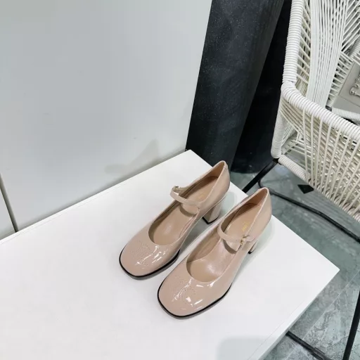 CELINE 25 Spring/Summer new thick-heeled Mary Jane shoes!Very easy to put on and take off, the soft patent leather fabric adds to the fashion sense. I want to use this shoe to eliminate the prejudice that patent leather is hard and rubs the feet. Not all patent leather is hard. This one is very soft. T-bar patent leather shoes Very retro small leather shoes. They really make you look super slim and beautiful! The exquisite perforated Arc de Triomphe logo on the toe is so beautiful‼