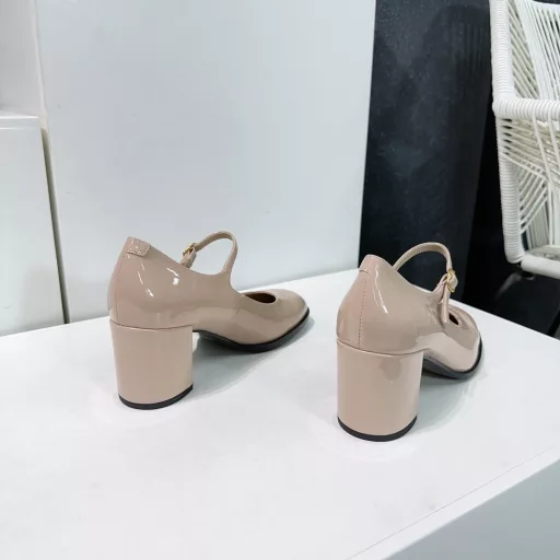 CELINE 25 Spring/Summer new thick-heeled Mary Jane shoes!Very easy to put on and take off, the soft patent leather fabric adds to the fashion sense. I want to use this shoe to eliminate the prejudice that patent leather is hard and rubs the feet. Not all patent leather is hard. This one is very soft. T-bar patent leather shoes Very retro small leather shoes. They really make you look super slim and beautiful! The exquisite perforated Arc de Triomphe logo on the toe is so beautiful‼