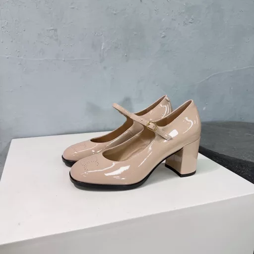 CELINE 25 Spring/Summer new thick-heeled Mary Jane shoes!Very easy to put on and take off, the soft patent leather fabric adds to the fashion sense. I want to use this shoe to eliminate the prejudice that patent leather is hard and rubs the feet. Not all patent leather is hard. This one is very soft. T-bar patent leather shoes Very retro small leather shoes. They really make you look super slim and beautiful! The exquisite perforated Arc de Triomphe logo on the toe is so beautiful‼