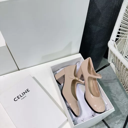 CELINE 25 Spring/Summer new thick-heeled Mary Jane shoes!Very easy to put on and take off, the soft patent leather fabric adds to the fashion sense. I want to use this shoe to eliminate the prejudice that patent leather is hard and rubs the feet. Not all patent leather is hard. This one is very soft. T-bar patent leather shoes Very retro small leather shoes. They really make you look super slim and beautiful! The exquisite perforated Arc de Triomphe logo on the toe is so beautiful‼
