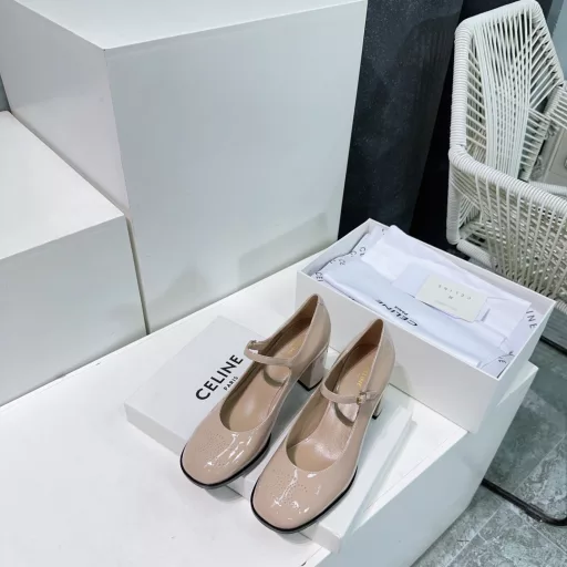 CELINE 25 Spring/Summer new thick-heeled Mary Jane shoes!Very easy to put on and take off, the soft patent leather fabric adds to the fashion sense. I want to use this shoe to eliminate the prejudice that patent leather is hard and rubs the feet. Not all patent leather is hard. This one is very soft. T-bar patent leather shoes Very retro small leather shoes. They really make you look super slim and beautiful! The exquisite perforated Arc de Triomphe logo on the toe is so beautiful‼