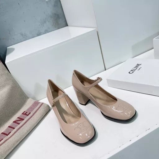 CELINE 25 Spring/Summer new thick-heeled Mary Jane shoes!Very easy to put on and take off, the soft patent leather fabric adds to the fashion sense. I want to use this shoe to eliminate the prejudice that patent leather is hard and rubs the feet. Not all patent leather is hard. This one is very soft. T-bar patent leather shoes Very retro small leather shoes. They really make you look super slim and beautiful! The exquisite perforated Arc de Triomphe logo on the toe is so beautiful‼