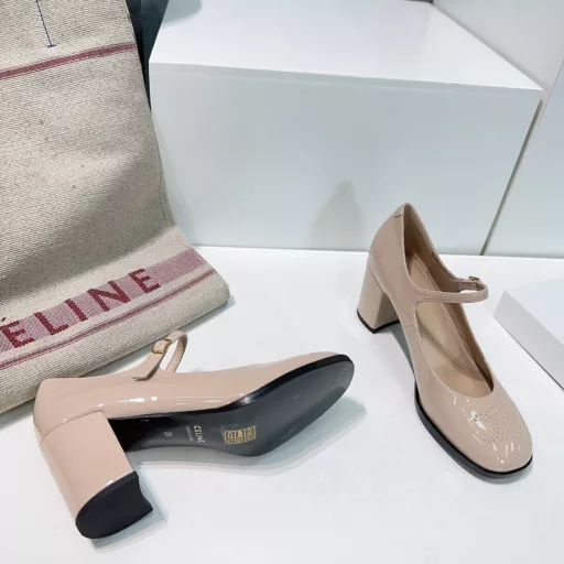 CELINE 25 Spring/Summer new thick-heeled Mary Jane shoes!Very easy to put on and take off, the soft patent leather fabric adds to the fashion sense. I want to use this shoe to eliminate the prejudice that patent leather is hard and rubs the feet. Not all patent leather is hard. This one is very soft. T-bar patent leather shoes Very retro small leather shoes. They really make you look super slim and beautiful! The exquisite perforated Arc de Triomphe logo on the toe is so beautiful‼