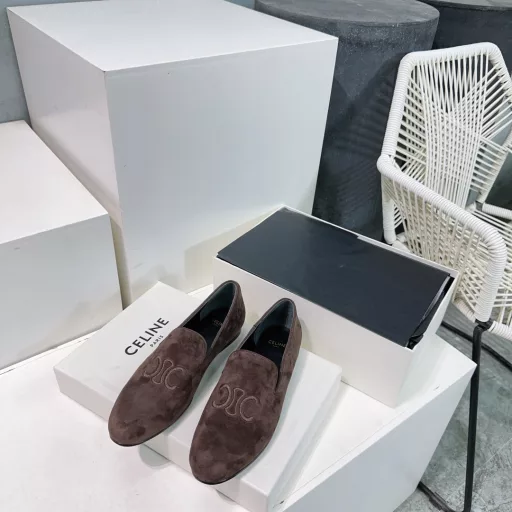 Celine 25 Spring/Summer Suede Electric Embroidered Kaiyue Door LOGO Retro Neutral Loafers Single Shoes! Super Slim Foot Shape!The latest hot-selling loafers in spring and summer are new! This season's Celine is really on fire, so unique! !This year, you must get a pair of retro classics, super versatile! The Arc de Triomphe logo is simple and elegant, and can be matched with skirts and pants at will. It is definitely a beauty that shows its brand atmosphere.