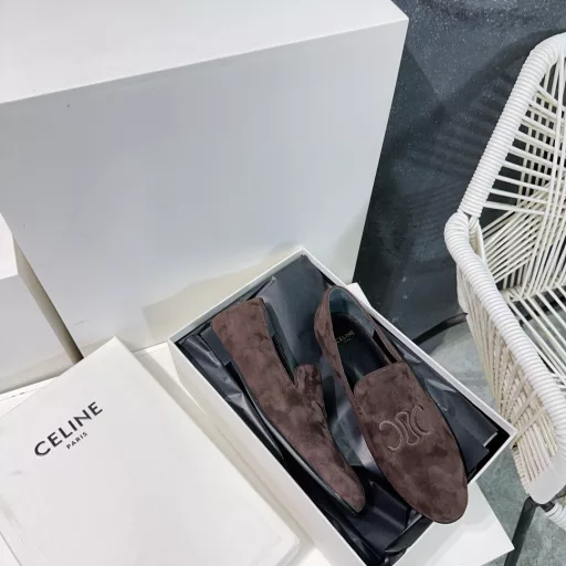Celine 25 Spring/Summer Suede Electric Embroidered Kaiyue Door LOGO Retro Neutral Loafers Single Shoes! Super Slim Foot Shape!The latest hot-selling loafers in spring and summer are new! This season's Celine is really on fire, so unique! !This year, you must get a pair of retro classics, super versatile! The Arc de Triomphe logo is simple and elegant, and can be matched with skirts and pants at will. It is definitely a beauty that shows its brand atmosphere.