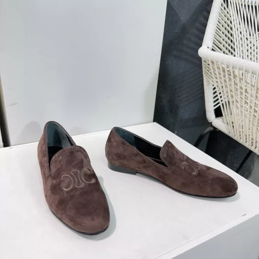 Celine 25 Spring/Summer Suede Electric Embroidered Kaiyue Door LOGO Retro Neutral Loafers Single Shoes! Super Slim Foot Shape!The latest hot-selling loafers in spring and summer are new! This season's Celine is really on fire, so unique! !This year, you must get a pair of retro classics, super versatile! The Arc de Triomphe logo is simple and elegant, and can be matched with skirts and pants at will. It is definitely a beauty that shows its brand atmosphere.