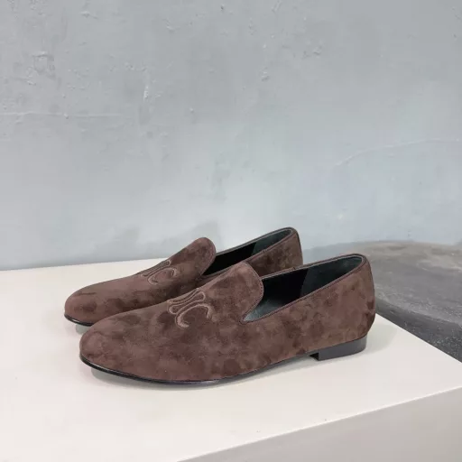 Celine 25 Spring/Summer Suede Electric Embroidered Kaiyue Door LOGO Retro Neutral Loafers Single Shoes! Super Slim Foot Shape!The latest hot-selling loafers in spring and summer are new! This season's Celine is really on fire, so unique! !This year, you must get a pair of retro classics, super versatile! The Arc de Triomphe logo is simple and elegant, and can be matched with skirts and pants at will. It is definitely a beauty that shows its brand atmosphere.