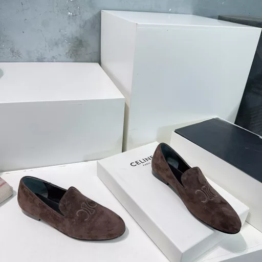 Celine 25 Spring/Summer Suede Electric Embroidered Kaiyue Door LOGO Retro Neutral Loafers Single Shoes! Super Slim Foot Shape!The latest hot-selling loafers in spring and summer are new! This season's Celine is really on fire, so unique! !This year, you must get a pair of retro classics, super versatile! The Arc de Triomphe logo is simple and elegant, and can be matched with skirts and pants at will. It is definitely a beauty that shows its brand atmosphere.
