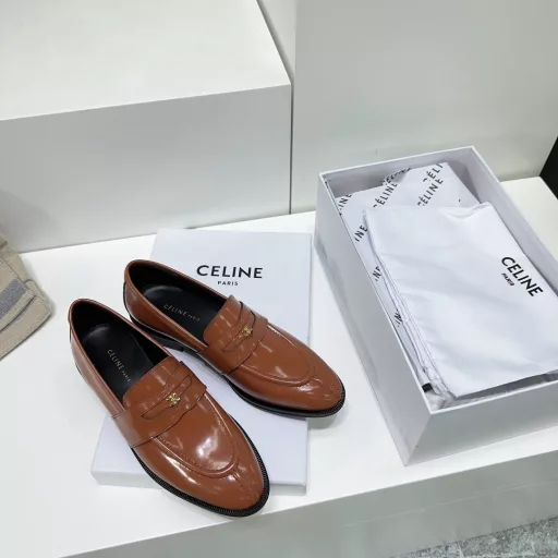 CELINE 25 Spring/Summer classic new vintage Mary Jane retro unisex shoes!A series of loafers from a French Paris fashion design brandFull of classic retro texture. The iconic Arc de Triomphe pin buckle brings a sense of refinement to the wholeThe leather texture is clear and shiny. The texture is sisi!The upper is made of original calf open edge beads,Sheepskin lining for foot paddingThickened leather outsole imported from Italy