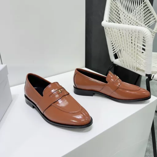 CELINE 25 Spring/Summer classic new vintage Mary Jane retro unisex shoes!A series of loafers from a French Paris fashion design brandFull of classic retro texture. The iconic Arc de Triomphe pin buckle brings a sense of refinement to the wholeThe leather texture is clear and shiny. The texture is sisi!The upper is made of original calf open edge beads,Sheepskin lining for foot paddingThickened leather outsole imported from Italy