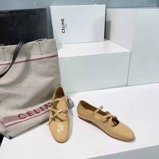 CELINE's new spring/summer 25 runway show features a retro Mary Jane flat loafer with a single strap! The instep buckle design makes you look extremely slim and modifies your leg shape. It combines both temperament and sexiness and completely captures the hearts of girls! A perfect item for all seasons! 🔥Upper is made of imported washed denim/calf patent leatherOriginal leather sole imported from Italy