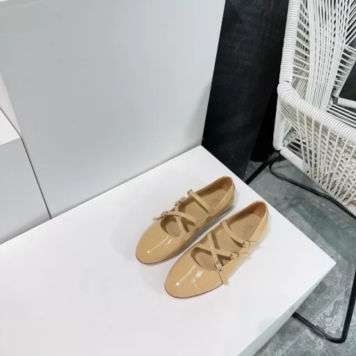 CELINE's new spring/summer 25 runway show features a retro Mary Jane flat loafer with a single strap! The instep buckle design makes you look extremely slim and modifies your leg shape. It combines both temperament and sexiness and completely captures the hearts of girls! A perfect item for all seasons! 🔥Upper is made of imported washed denim/calf patent leatherOriginal leather sole imported from Italy