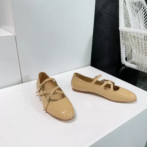 CELINE's new spring/summer 25 runway show features a retro Mary Jane flat loafer with a single strap! The instep buckle design makes you look extremely slim and modifies your leg shape. It combines both temperament and sexiness and completely captures the hearts of girls! A perfect item for all seasons! 🔥Upper is made of imported washed denim/calf patent leatherOriginal leather sole imported from Italy