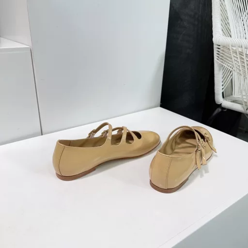 CELINE's new spring/summer 25 runway show features a retro Mary Jane flat loafer with a single strap! The instep buckle design makes you look extremely slim and modifies your leg shape. It combines both temperament and sexiness and completely captures the hearts of girls! A perfect item for all seasons! 🔥Upper is made of imported washed denim/calf patent leatherOriginal leather sole imported from Italy