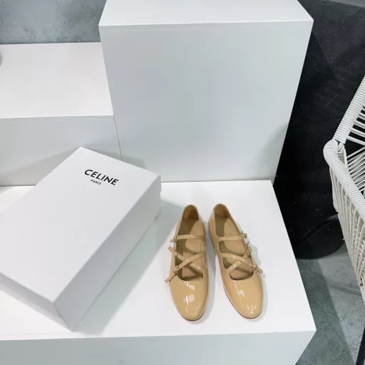 CELINE's new spring/summer 25 runway show features a retro Mary Jane flat loafer with a single strap! The instep buckle design makes you look extremely slim and modifies your leg shape. It combines both temperament and sexiness and completely captures the hearts of girls! A perfect item for all seasons! 🔥Upper is made of imported washed denim/calf patent leatherOriginal leather sole imported from Italy