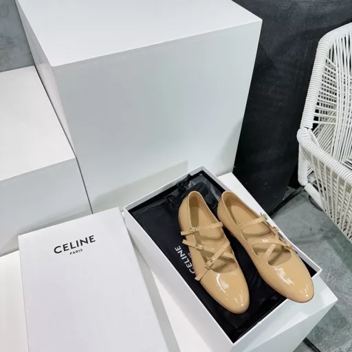 CELINE's new spring/summer 25 runway show features a retro Mary Jane flat loafer with a single strap! The instep buckle design makes you look extremely slim and modifies your leg shape. It combines both temperament and sexiness and completely captures the hearts of girls! A perfect item for all seasons! 🔥Upper is made of imported washed denim/calf patent leatherOriginal leather sole imported from Italy