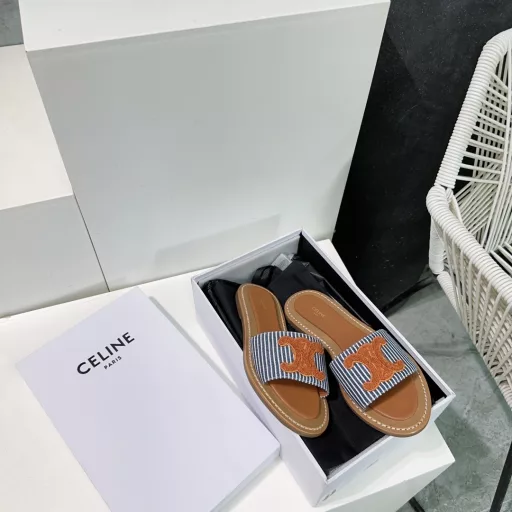 CELINE 2025 Spring and Summer New Sandals Arc de Triomphe British Style Flat Sandals with Micro Logo Flat Slippers!Simple, stylish and timeless, it is a classic that will never fade in the fashion circle. The retro British style allows you to wear a different temperamentThe upper is made of original cloth/electric repair logoSheepskin liningItalian leather sole/rubber combination