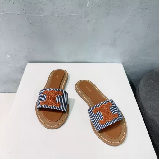 CELINE 2025 Spring and Summer New Sandals Arc de Triomphe British Style Flat Sandals with Micro Logo Flat Slippers!Simple, stylish and timeless, it is a classic that will never fade in the fashion circle. The retro British style allows you to wear a different temperamentThe upper is made of original cloth/electric repair logoSheepskin liningItalian leather sole/rubber combination