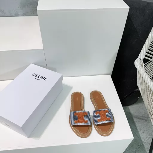 CELINE 2025 Spring and Summer New Sandals Arc de Triomphe British Style Flat Sandals with Micro Logo Flat Slippers!Simple, stylish and timeless, it is a classic that will never fade in the fashion circle. The retro British style allows you to wear a different temperamentThe upper is made of original cloth/electric repair logoSheepskin liningItalian leather sole/rubber combination