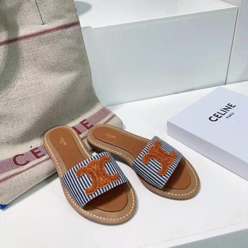 CELINE 2025 Spring and Summer New Sandals Arc de Triomphe British Style Flat Sandals with Micro Logo Flat Slippers!Simple, stylish and timeless, it is a classic that will never fade in the fashion circle. The retro British style allows you to wear a different temperamentThe upper is made of original cloth/electric repair logoSheepskin liningItalian leather sole/rubber combination