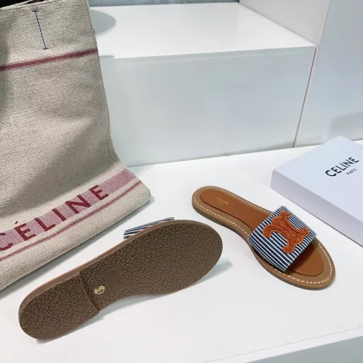 CELINE 2025 Spring and Summer New Sandals Arc de Triomphe British Style Flat Sandals with Micro Logo Flat Slippers!Simple, stylish and timeless, it is a classic that will never fade in the fashion circle. The retro British style allows you to wear a different temperamentThe upper is made of original cloth/electric repair logoSheepskin liningItalian leather sole/rubber combination