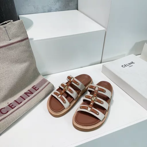 Celine 25 Spring/Summer New Casual Roman Hardware Round Buckle Retro Slippers This season's Celine makes me fall in love with it again. There are so many beautiful shoes this season! This pair of sandals is really easy to match! The thick-soled series is especially good for modifying the foot shape. The simple design is matched with the classic logo as an embellishment. The overall visual effect is particularly durable and easy to match! The upper is made of imported canvas spliced ​​with calfskin, and the inner lining is sheepskin! The original leather welt is a two-layer combination of raw rubber outsole! ! The original is the same!