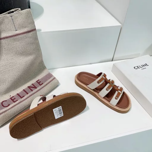 Celine 25 Spring/Summer New Casual Roman Hardware Round Buckle Retro Slippers This season's Celine makes me fall in love with it again. There are so many beautiful shoes this season! This pair of sandals is really easy to match! The thick-soled series is especially good for modifying the foot shape. The simple design is matched with the classic logo as an embellishment. The overall visual effect is particularly durable and easy to match! The upper is made of imported canvas spliced ​​with calfskin, and the inner lining is sheepskin! The original leather welt is a two-layer combination of raw rubber outsole! ! The original is the same!