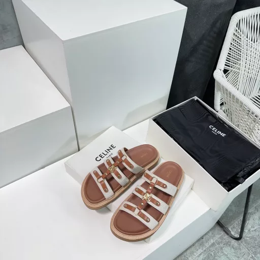 Celine 25 Spring/Summer New Casual Roman Hardware Round Buckle Retro Slippers This season's Celine makes me fall in love with it again. There are so many beautiful shoes this season! This pair of sandals is really easy to match! The thick-soled series is especially good for modifying the foot shape. The simple design is matched with the classic logo as an embellishment. The overall visual effect is particularly durable and easy to match! The upper is made of imported canvas spliced ​​with calfskin, and the inner lining is sheepskin! The original leather welt is a two-layer combination of raw rubber outsole! ! The original is the same!