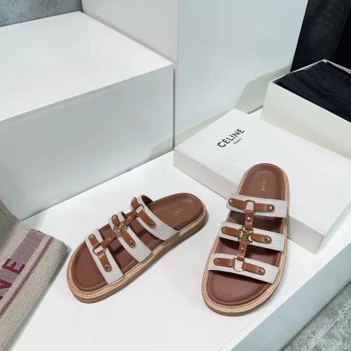 Celine 25 Spring/Summer New Casual Roman Hardware Round Buckle Retro Slippers This season's Celine makes me fall in love with it again. There are so many beautiful shoes this season! This pair of sandals is really easy to match! The thick-soled series is especially good for modifying the foot shape. The simple design is matched with the classic logo as an embellishment. The overall visual effect is particularly durable and easy to match! The upper is made of imported canvas spliced ​​with calfskin, and the inner lining is sheepskin! The original leather welt is a two-layer combination of raw rubber outsole! ! The original is the same!