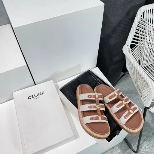 Celine 25 Spring/Summer New Casual Roman Hardware Round Buckle Retro Slippers This season's Celine makes me fall in love with it again. There are so many beautiful shoes this season! This pair of sandals is really easy to match! The thick-soled series is especially good for modifying the foot shape. The simple design is matched with the classic logo as an embellishment. The overall visual effect is particularly durable and easy to match! The upper is made of imported canvas spliced ​​with calfskin, and the inner lining is sheepskin! The original leather welt is a two-layer combination of raw rubber outsole! ! The original is the same!