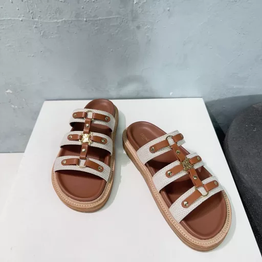 Celine 25 Spring/Summer New Casual Roman Hardware Round Buckle Retro Slippers This season's Celine makes me fall in love with it again. There are so many beautiful shoes this season! This pair of sandals is really easy to match! The thick-soled series is especially good for modifying the foot shape. The simple design is matched with the classic logo as an embellishment. The overall visual effect is particularly durable and easy to match! The upper is made of imported canvas spliced ​​with calfskin, and the inner lining is sheepskin! The original leather welt is a two-layer combination of raw rubber outsole! ! The original is the same!