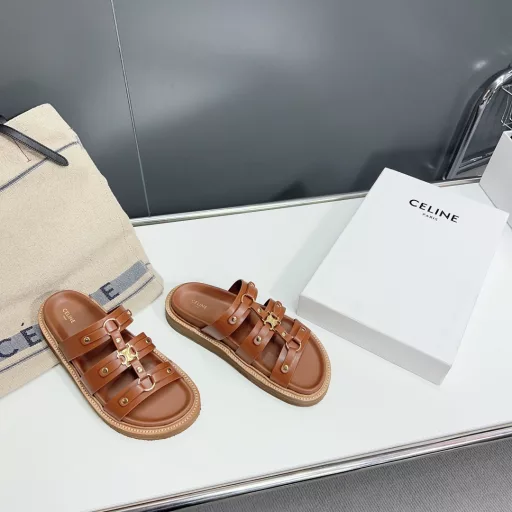 Celine 25 Spring/Summer New Casual Roman Slippers This season's Celine makes me fall in love with it again. There are so many beautiful shoes this season! This pair of sandals is really easy to match! The thick-soled series is especially good for modifying the foot shape. The simple design is matched with the classic logo as an embellishment. The overall visual effect is particularly durable and easy to match! The upper is made of imported cow suede! The inner lining is sheepskin! The original two-layer combination of raw rubber outsole! ! The original is consistent
