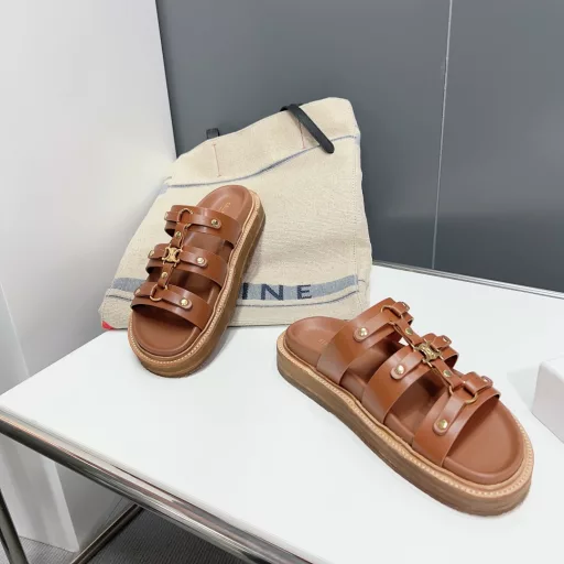 Celine 25 Spring/Summer New Casual Roman Slippers This season's Celine makes me fall in love with it again. There are so many beautiful shoes this season! This pair of sandals is really easy to match! The thick-soled series is especially good for modifying the foot shape. The simple design is matched with the classic logo as an embellishment. The overall visual effect is particularly durable and easy to match! The upper is made of imported cow suede! The inner lining is sheepskin! The original two-layer combination of raw rubber outsole! ! The original is consistent