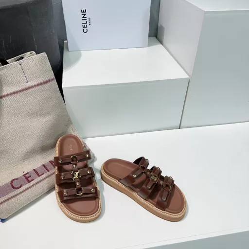 Celine 25 Spring/Summer New Casual Roman Slippers This season's Celine makes me fall in love with it again. There are so many beautiful shoes this season! This pair of sandals is really easy to match! The thick-soled series is especially good for modifying the foot shape. The simple design is matched with the classic logo as an embellishment. The overall visual effect is particularly durable and easy to match! The upper is made of imported cow suede! The inner lining is sheepskin! The original two-layer combination of raw rubber outsole! ! The original is consistent